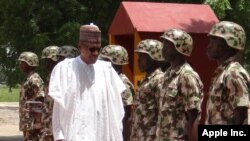 Shugaba Buhari yake duba faretin soja a Maiduguri bara, lokacinda ya ziyarci jahar a karon farko tunda ya hau mulki.