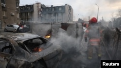 Pekerja darurat terlihat berada di lokasi serangan rudal Rusia di Kyiv, Ukraina 9 Maret 2023. (Foto: REUTERS/Gleb Garanich)