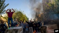 Sejumlah warga Iran menggelar aksi protes anti-pemerintah di Teheran pada 27 Oktober 2022. Protes dipicu oleh kematian Mahsa Amini yang tewas dalam tahanan polisi moral Iran. (Foto: AP/Middle East Images)