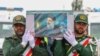 Pasukan penjaga kehormatan membawa peti mati mendiang presiden Ebrahim Raisi saat prosesi pemakaman mendiang presiden tersebut dan tujuh orang lainnya yang tewas dalam kecelakaan helikopter, di Tabriz, ibu kota Azerbaijan, Timur Iran, 21 Mei 2024. (Kepresidenan Iran / AFP)