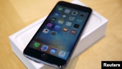 Model iPhone terbaru produksi Apple Inc., iPhone 6S Plus (foto: ilustrasi).