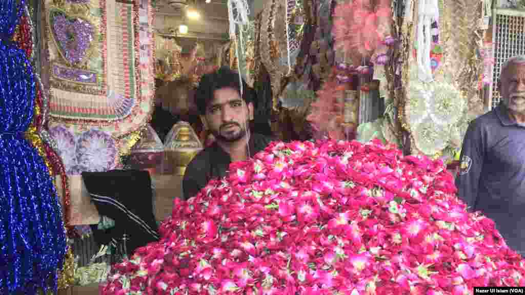 عقیدت مند مزار پر پھول کی پتیاں ضرور ڈالتے ہیں اس لیے راہ میں جگہ جگہ پھول فروش نظر آتے ہیں