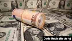 Nilai mata uang dolar AS terus menguat, sementara nilai euro anjlok ke level terendahnya dalam setahun (foto: ilustrasi). 
