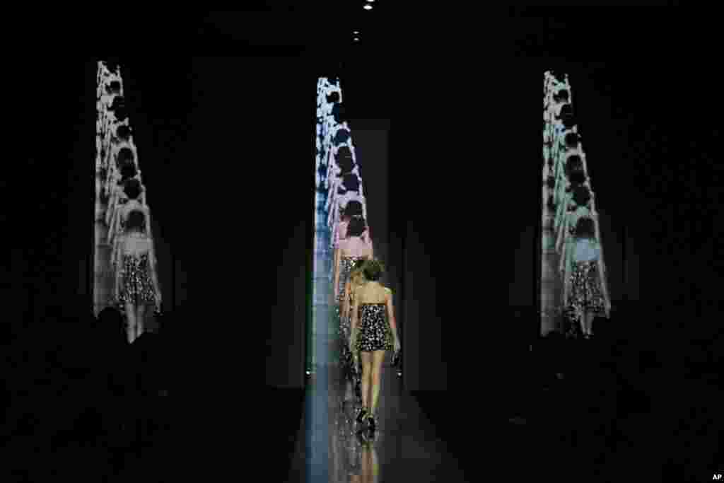 Para model mengenakan kreasi sebagai bagian dari koleksi Dolce&Gabbana Musim Gugur/Dingin 2025-2026 yang dipersembahkan di Milan, Italia. (AP) 