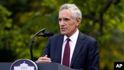 Penasihat untuk pandemi virus corona, Dr. Scott Atlas, dalam konferensi pers bersama Presiden Donald Trump, di Rose Garden, Gedung Putih, Washington, 28 September 2020. 