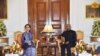 အိန္ဒိယသမ္မတ Ram Nath Kovind နှင့် တွေ့ဆုံနေသည့် နိုင်ငံတော်အတိုင်ပင်ခံပုဂ္ဂိုလ် ဒေါ်အောင်ဆန်းစုကြည်။ (ဓာတ်ပုံ-နိုင်ငံတော်အတိုင်ပင်ခံရုံး)