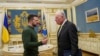 Utusan Khusus Amerika Serikat untuk Ukraina dan Rusia Keith Kellogg (kanan) dan Presiden Ukraina Volodymyr Zelenskyy dalam pertemuan di Kyiv, Ukraina, 20 Februari 2025. (Evgeniy Maloletka/AP)