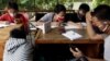 Sejumlah pelajar SMP memanfaatkan jaringan internet gratis di kantor kelurahan untuk belajar di tengah pandemi COVID-19, di Jakarta, 9 September 2020. (Foto: Willy Kurniawan/Reuters)
