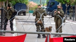 Насилството се разгоре откако косовските власти поставија градоначалници, етнички Албанци во канцелариите во општините, откако беа избрани со излезност од само 3,5 проценти