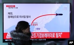 6일 한국 서울역에 설치된 TV에서 북한의 미사일 발사 관련 뉴스가 나오고 있다.