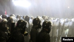 Polisi antihuru-hara bersiap saat para demonstran pendukung kubu oposisi menggelar aksi protes di Tbilisi, Georgia, pada 29 November 2024, menyusul pengumuman pemerintah yang menunda proses aplikasi untuk bergabung dengan Uni Eropa. (Foto: Reuters/Irakli Gedenidze)