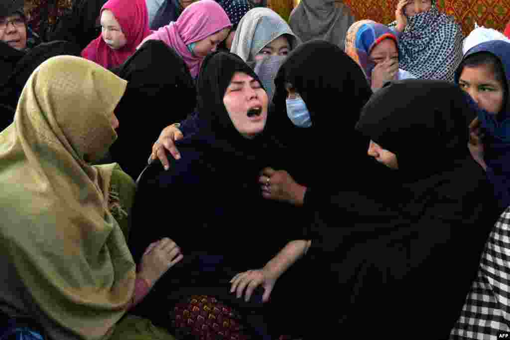 خیال رہے کہ مچھ کے علاقے گیشتری کی کوئٹہ کوئلہ فیلڈ میں ہفتے اور اتوار کی درمیانی شب دہشت گردوں نے کئی مزدوروں کو اغوا کر لیا تھا۔ حکام کے مطابق شناخت کے بعد بلوچستان کی شیعہ ہزارہ کمیونٹی سے تعلق رکھنے والے 11 کان کنوں کو بے دردی سے قتل کر دیا گیا تھا۔