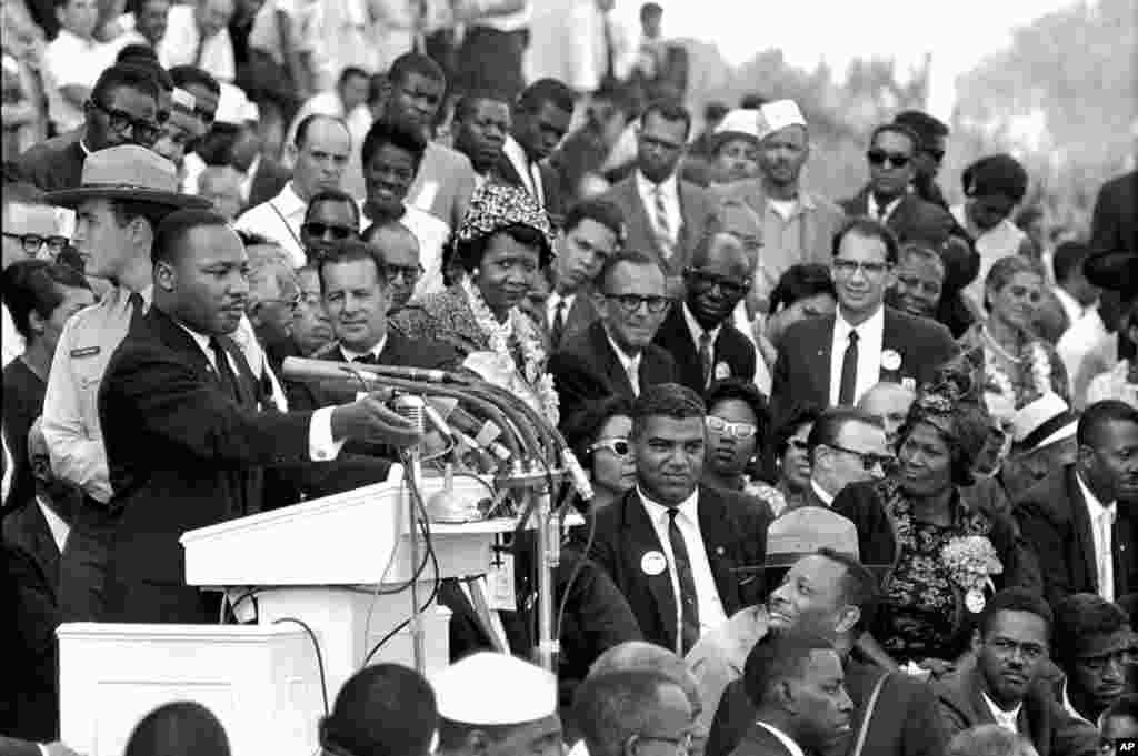 Martin Luther King Jr., yana gabatar da mashahurin jawabinsa na "Na Yi mafarki" (I Have A Dream) gaban dubun dubatan jama'a a farfajiyar ginin tunawa da shugaba Abraham Lincoln a Washington, DC, ran 28 Agusta, 1963.