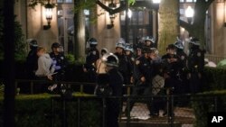 Hapšenje pro-palestinskih demonstranata na Univerzitetu Kolumbija 30. aprila 2024. (Marco Postigo Storel via AP)
