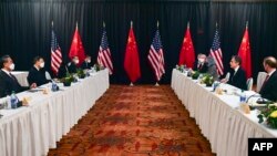 Menteri Luar Negeri AS Blinken dan Penasihat Keamanan Nasional Sullivan mengadakan pembicaraan di Alaska dengan Direktur Luar Negeri China Yang Jiechi dan Penasihat Negara China dan Menteri Luar Negeri Wang Yi, 18 Maret 2021.