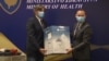 Primopredaja 100.000 testova za koronavirus koje je Kosovu donirao Fond za otvoreno društvo