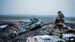 Проросійський бойовик охороняє колишній блок-пост української армії біля Вуглегірська, 5 лютого 2015 р.