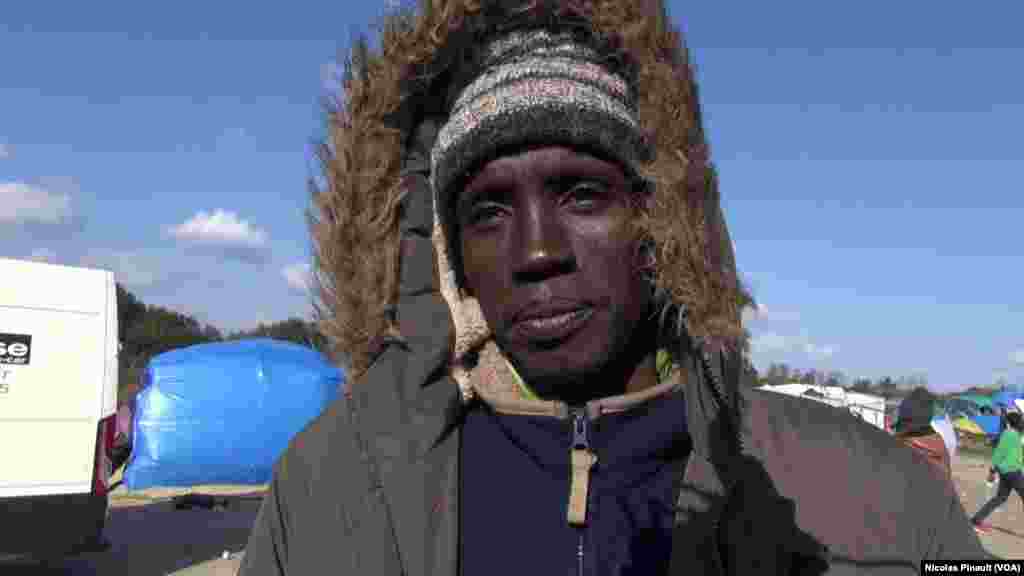 Wannan Badeldin Shogar ne wani dan gudun hijirar daga Dafur na kasar Sudan a cikin wannan sansanin dake wajen birnin Calais dake arewacin Faransa 10/13/15
