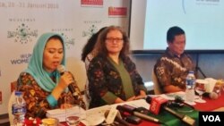 Direktur Wahid Foundation Yenny Wahid (kiri), Perwakilan UN Women Sabine Machl (tengah) dan Hendro, peneliti dari LSI dalam peluncuran hasil survei tentang tren toleransi sosial-keagamaan di kalangan perempuan muslim Indonesia, Senin (29/1).(VOA/Fathiyah)