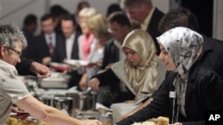 Berbuka puasa dengan mengundang warga non-muslim diharapkan akan meningkatkan pemahamaman mereka terhadap Islam dan Muslim (foto: dok). 