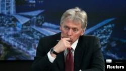 Juru Bicara Kremlin Dmitry Peskov menghadiri pertemuan Presiden Rusia Vladimir Putin dengan editor senior dari kantor berita internasional di menara bisnis Lakhta Center di Saint Petersburg, Rusia 5 Juni 2024. (Sputnik/Vladimir Astapkovich/Pool via REUTERS)