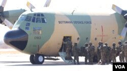 FILE - Botswana soldiers board a Botswana Defense Force plane to Mozambique. (Mqondisi Dube/VOA)