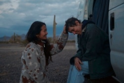 Sutradara Chloe Zhao (kiri) bersama aktris Frances McDormand di lokasi syuting "Nomadland." (Foto: AP)