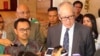 Menteri ESDM Sudirman Said (kiri) dan Wakil Menteri Energi AS Jonathan Elkind usai menghadiri diskusi tentang investasi pada sektor energi migas di Jakarta, Senin 3/8 (VOA/Ahadian).