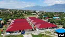 Kompleks Huntara Duta Indah (atap berwarna merah) di Kelurahan Layana Indah dengan latar belakang teluk Palu, Kamis, 4 Juli 2019. (Foto: Yoanes Litha/VOA)