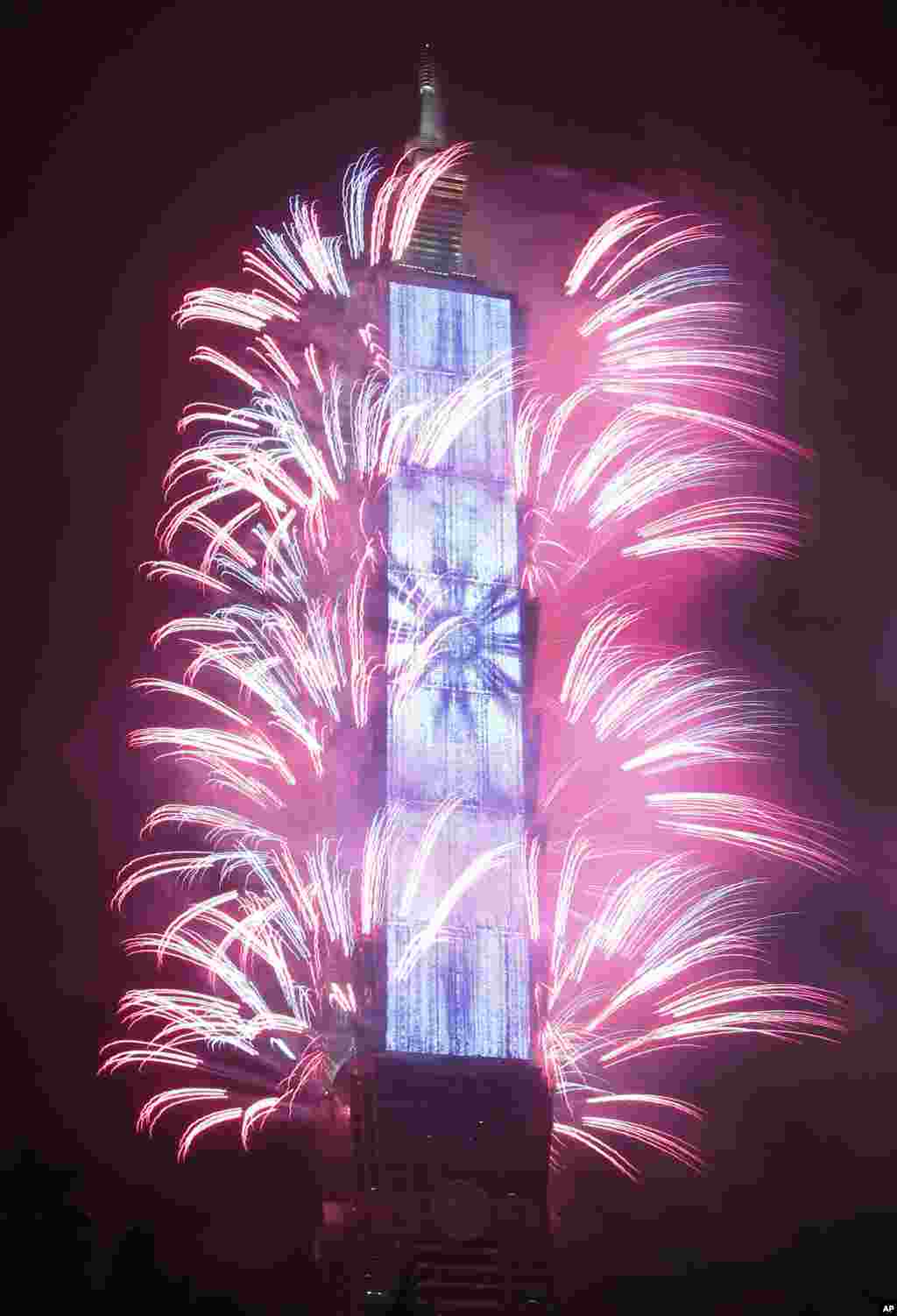 Pesta kembang api terlihat dari Gedung Taipei 101 dalam perayaan Tahun Baru di Taipei, Taiwan, 1 Januari 2018.
