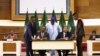 Perwakilan pemerintah Ethiopia Redwan Hussien dan delegasi Tigray Getachew Reda menghadiri penandatanganan negosiasi yang dipimpin AU untuk menyelesaikan konflik di Ethiopia utara, di Pretoria, Afrika Selatan, 2 November 2022. (REUTERS/Siphiwe Sibeko )