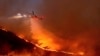 Гелікоптер гасить пожежу в районі Вест-Гіллз у Лос-Анджелесі, 9 січня 2025 року.