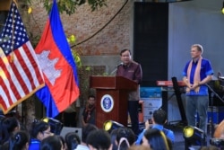 រូបឯកសារ៖ រូបឯកសារ៖ លោក W. Patrick Murphy ឯកអគ្គរដ្ឋទូតអាមេរិកប្រចាំកម្ពុជា និងលោក ប្រាក់ សុខុន រដ្ឋមន្ត្រីក្រសួងការបរទេសកម្ពុជា ក្នុងពិធីខួប ៧០ឆ្នាំនៃទំនាក់ទំនងការទូតរវាងអាមេរិកនិងកម្ពុជា នៅរាជធានីភ្នំពេញ កាលពីថ្ងៃទី ៨ ខែមករា ឆ្នាំ២០២០។ (រូបថតដោយស្ថានទូតអាមេរិកប្រចាំកម្ពុជា)