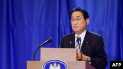 Perdana Menteri Jepang Fumio Kishida hadir dalam sebuah konferensi pers di Qatar ketika berkunjung ke negara Teluk tersebut pada 18 Juli 2023. (Foto: AFP/Karim Jaafar)