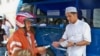 Seorang warga sedang menukarkan uang tunai di layanan "Drive Thru" Bank Indonesia (foto ilustrasi: VOA).