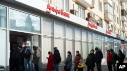 Warga Rusia antre untuk mengambil uang di ATM pasca penerapan sanksi Barat (foto: dok). 