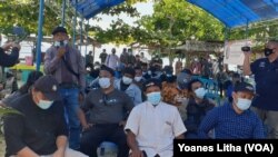 39 mantan Narapidana Terorisme di Poso saat menghadiri kegiatan bakti sosial BNPT di Desa Tiwa’a, Kabupaten Poso, Sulawesi Tengah, Rabu (28/7/2021). (Foto: VOA/Yoanes Litha)