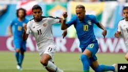 udbaler Brazila Nejmar (desno) u duelu sa Johanom Vanegasom iz Kostarike (Foto: AP/Alastair Grant)