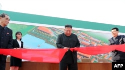 김정은 북한 국무위원장이 지난 1일 순천비료공장 준공식에 참석했다고 조선중앙통신이 2일 보도했다. 중병설과 사망설에 휩싸였던 김 위원장이 20일 만에 공개활동을 재개하며 건재함을 과시했다.