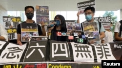 Wakil ketua Aliansi Hong Kong dalam Mendukung Gerakan Demokratik Patriotik China, Chow Hang-tung, berbicara kepada media sebelum menghadapi tuduhan terkait dengan majelis berjaga-jaga ilegal untuk memperingati penumpasan Lapangan Tiananmen 1989 tahun lalu. (Foto: Reuters)