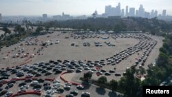 People line up for coronavirus disease (COVID-19) tests in their vehicles at Dodger Stadium in Los Angeles, California, U.S., January 4, 2021. REUTERS/Lucy Nicholson