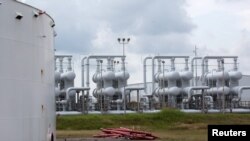 Ilustrasi. Tangki penyimpanan minyak dan peralatan pipa minyak mentah terlihat di Freeport, Texas, AS, 9 Juni 2016. (Foto: REUTERS/Richard Carson)