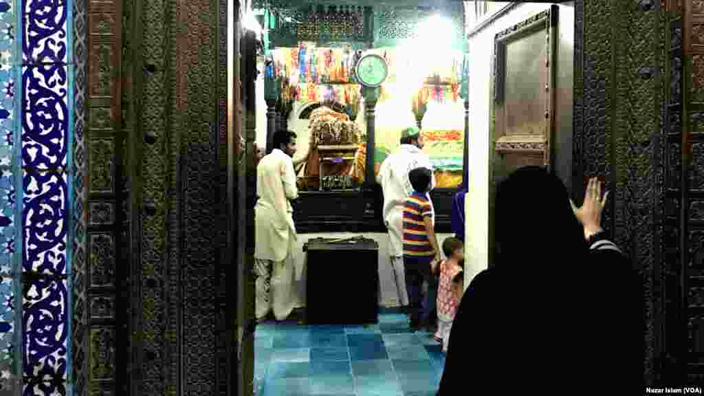 ہفتے کے سات دنوں میں جمعرات کو زیادہ اہمیت دی جاتی ہے۔ اس دن مزار پر میلے کا سماں ہوتا ہے۔ سیکڑوں زائرین دن بھر مزار کا دورہ کرتے ہیں۔