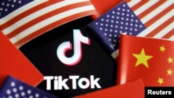 Bendera AS dan China dengan logo TikTok dalam gambar ilustrasi, 16 Juli 2020. (Foto: Reuters)