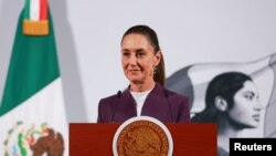 Shugabar Mexico Claudia Sheinbaum yayin taron manema labarai da ta kira a fadar domin sanar da martani da mayar kan haraji da Trump ya kakaba wa Mexico
