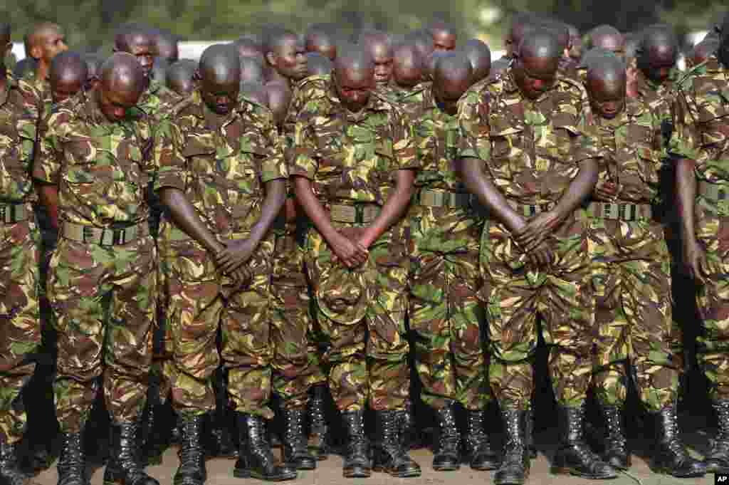 Sojojin Kasar Kenya Yayin Da Ake Bukin Karrama Sojojin Kasar Da Suka Rasa Rayukansu A Yayin Da Suke Gudanar Da Ayyukan Wanzar Da Zaman Lafiya, Bukin Da Ya Sami Halartar Shugaban Kasar Kenya Uhuru Kenyata, Da Shugaba Muhammadu Na Najeriya Da Shugaba Hassane Sheikh Mohamud 