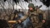 Tentara Ukraina dari Brigade Jaeger ke-71 menembakkan howitzer M101 ke arah posisi Rusia di garis depan, dekat Avdiivka, wilayah Donetsk, Ukraina, Jumat, 22 Maret 2024. (Foto: AP)
