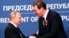 ARHIVA - Predsednik Rusije Vladimir Putin uručuje orden Aleksandra Nevskog predsedniku Srbije Aleksandru Vučiću, 17. januara 2019. u Beogradu