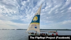 Perahu yang terbuat dari daur ulang sampah plastik "The Flipflopi" saat berlayar di Mwanza, Tanzania, 28 Maret 2021 (Facebook: The Flipflopi Project).