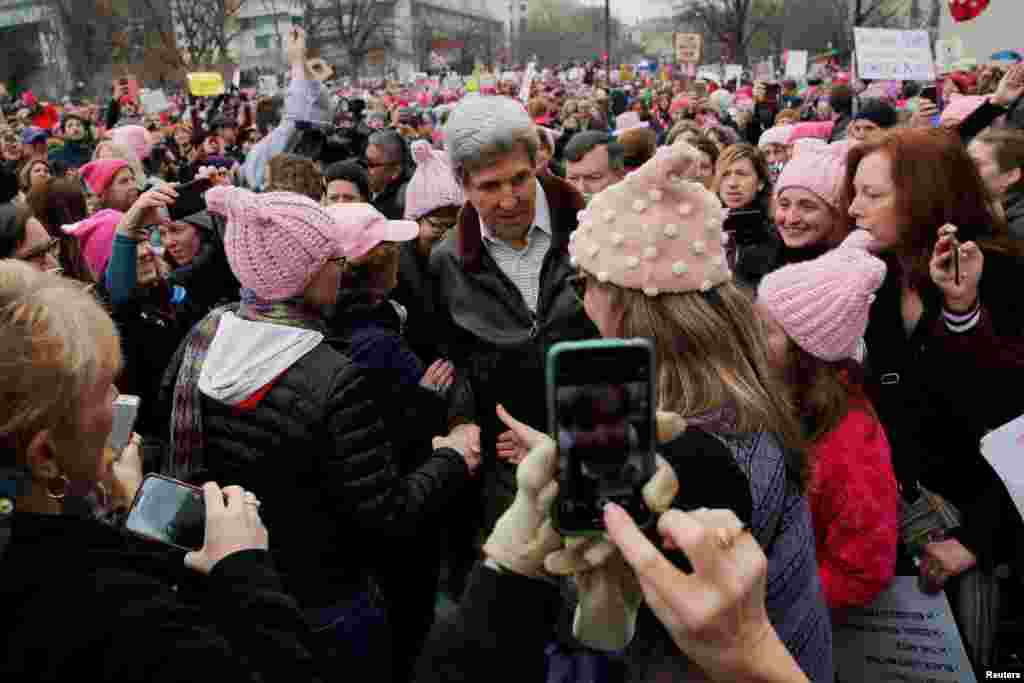 Mantan menteri luar negeri AS John Kerry bergabung dengan protes Women's March di Washington, setelah pelantikan Presiden Donald Trump (21/1). (Reuters/Brian Snyder)